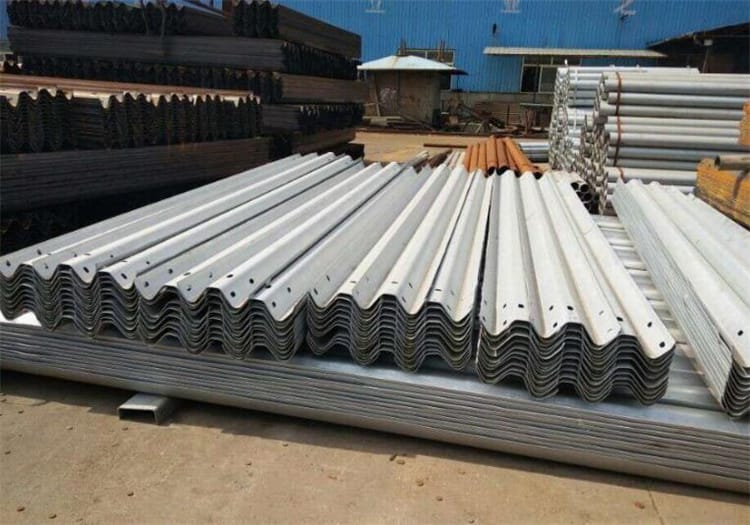 怎么保证波形护栏上屏障的钢性