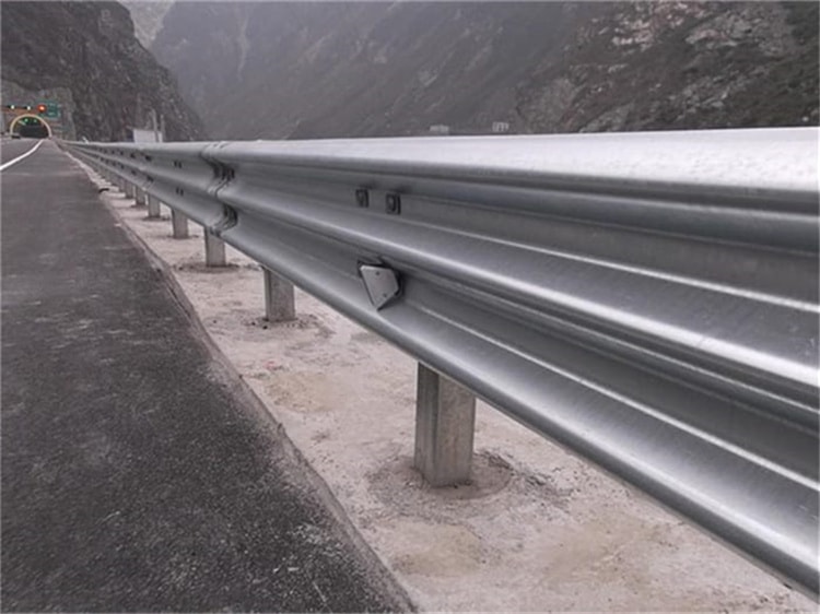 波形护栏板多少钱一米常见规格波形护栏价格